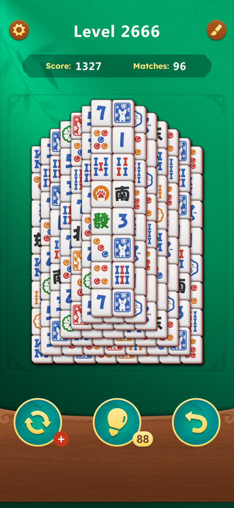 Mahjong Solitaire Card Games - Una pila di tessere mahjong in un classico livello di abbinamento su uno sfondo verde