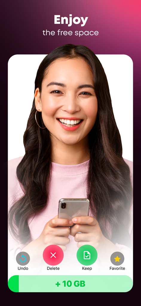 Swipe Guru - Une femme heureuse utilisant l'application Swipe Guru pour libérer de l'espace de stockage photo et gagner de l'espace sur son téléphone.