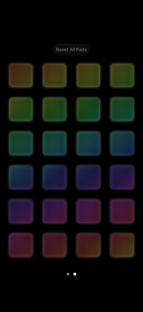 Uma interface de soundboard de loop colorida de 24 pads para criar música Eurobeat de condução