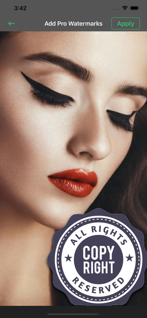 Add Watermark on Photos,Videos - Ritratto di una donna con un timbro di filigrana professionale "Copyright Riservato" applicato tramite l'app.