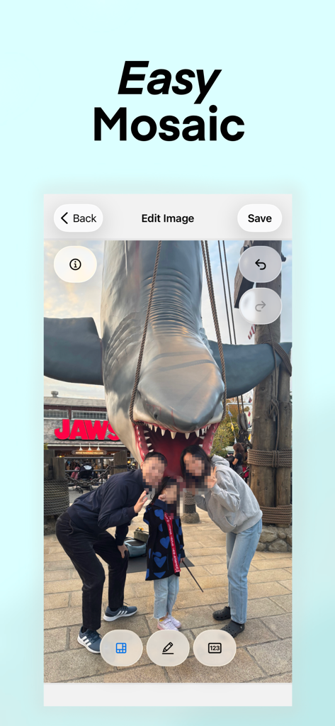 Moza Editor - Interfaz de la aplicación Moza Editor que muestra una foto familiar donde los rostros han sido pixelados usando la herramienta de difuminado en mosaico