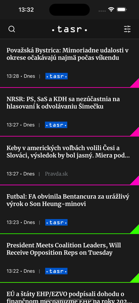TASR Pro - Aplicación móvil TASR Pro mostrando un feed de noticias profesional con titulares políticos y deportivos en eslovaco e inglés.