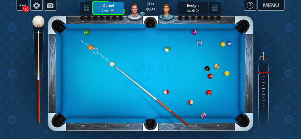 8 Ball by Pokerist™ - Vista cenital de un partido de pool de 8 bolas digital en una mesa azul con avatares de jugadores y un taco