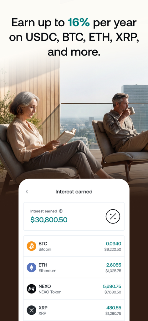 Nexo: Crypto Wealth Platform - Interfaccia dell'app Nexo che mostra gli interessi guadagnati su un portafoglio di criptovalute accanto a una coppia che si rilassa su un balcone.