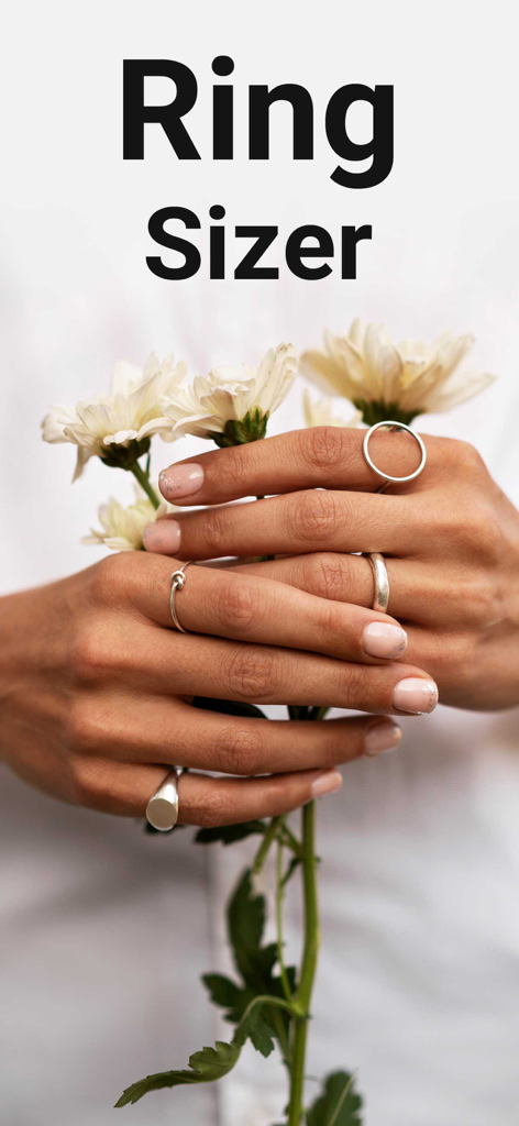 Ring Sizer & Tape Measure App - Manos con anillos plateados sosteniendo flores blancas con texto de Ring Sizer