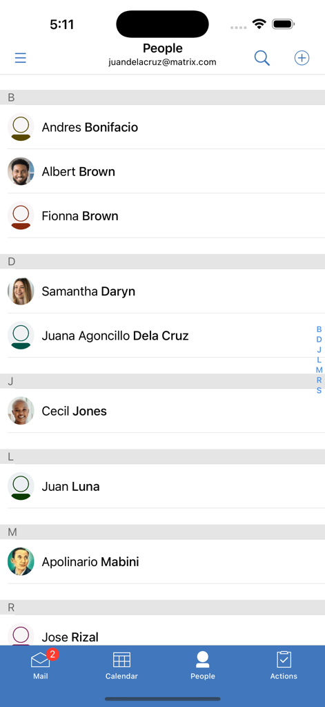 L'application HCL Verse affiche l'écran « Contacts » avec une liste alphabétique de contacts incluant photos de profil et noms.