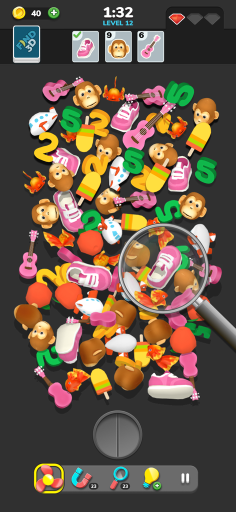 Find 3D ™ - Match 3D Items - Screenshot des Find 3D Mobile Games, der eine Lupe zeigt, die einen pinken Schuh inmitten eines Stapels von 3D-Affen und Gitarren hervorhebt
