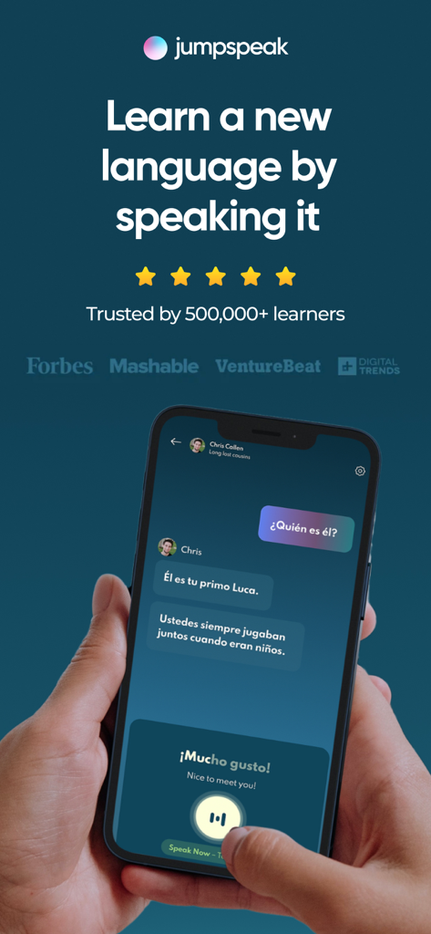 Jumpspeak | Language Learning - Hände halten ein Smartphone, das eine spanische Konversationslektion in der Jumpspeak-App mit KI-Feedback zeigt.
