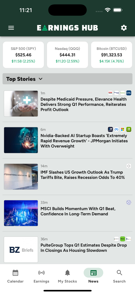 Application mobile Earnings Hub affichant les indices boursiers en temps réel pour le S&P 500, le Nasdaq et le Bitcoin aux côtés d'un flux d'actualités financières.