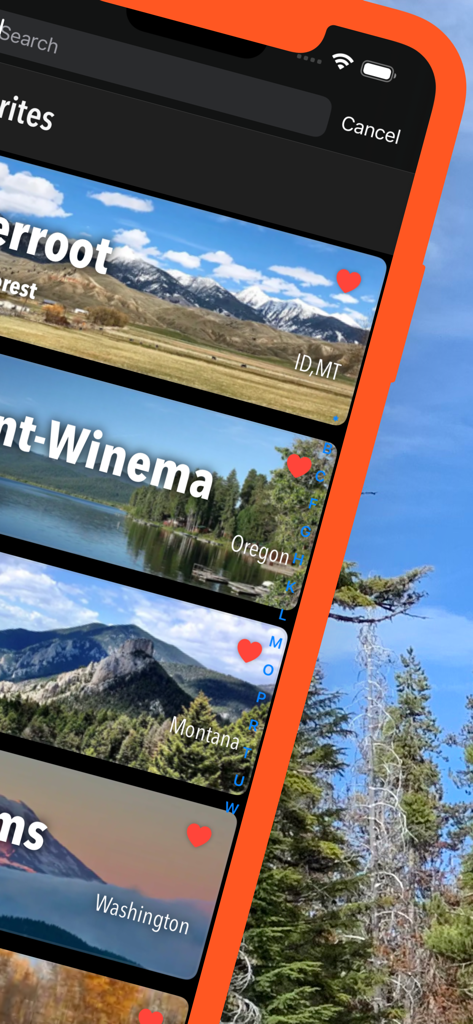 Un smartphone mostrando la lista de favoritos en la aplicación Bosques Nacionales del Noroeste con imágenes escénicas de parques en Idaho, Montana, Oregón y Washington.