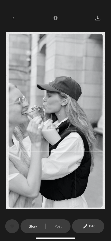 Most: Aesthetic Story Editor - Foto em preto e branco de duas mulheres na interface do aplicativo Most Aesthetic Story Editor