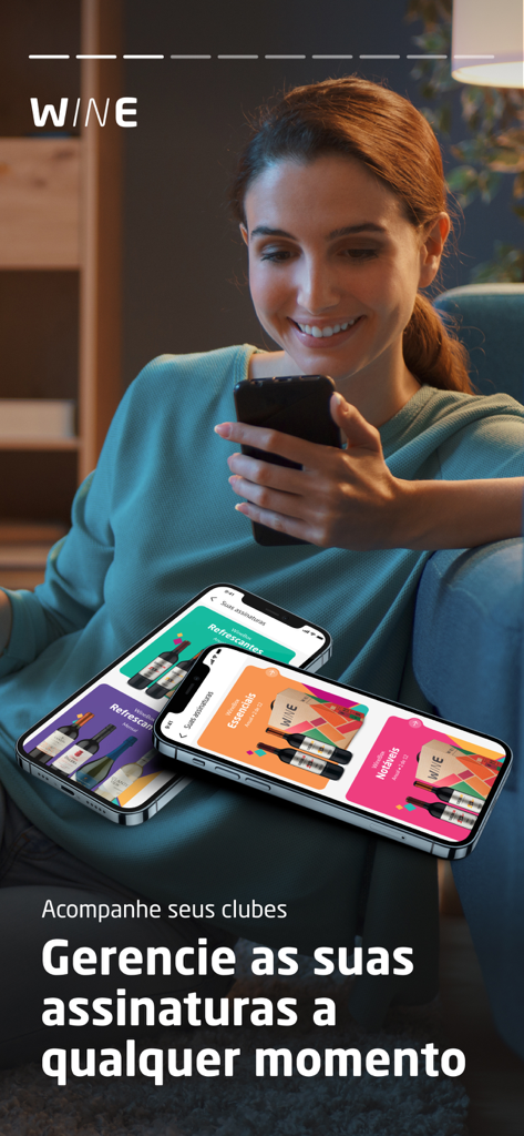 Wine: Loja e Clube de Vinhos - Une femme souriant tout en gérant ses abonnements au club de vin sur son smartphone.