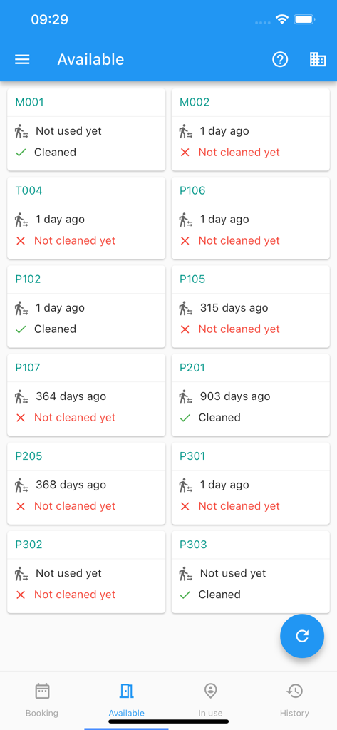 Mobiles Dashboard der AzHotel App mit Echtzeit-Zimmerverfügbarkeit und Housekeeping-Reinigungsstatus.