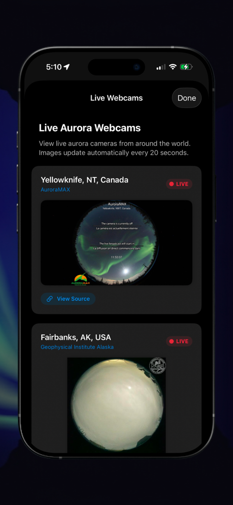 Aurora Forecast - Alerts - 캐나다 옐로나이프와 알래스카 페어뱅크스의 실시간 오로라 웹캠을 표시하는 모바일 앱 인터페이스.