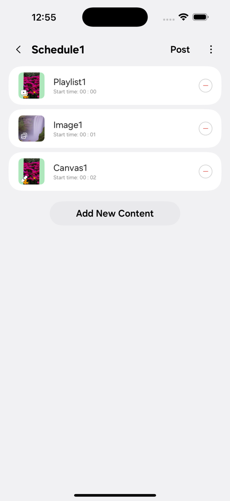 Interfaz de la aplicación Samsung E-Paper mostrando una lista de elementos multimedia programados, incluyendo listas de reproducción e imágenes con horas de inicio específicas