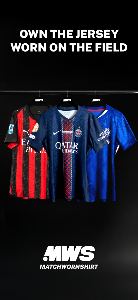 Maillots de football authentiques portés en match de l'AC Milan, du PSG et de Chelsea suspendus sur un portant
