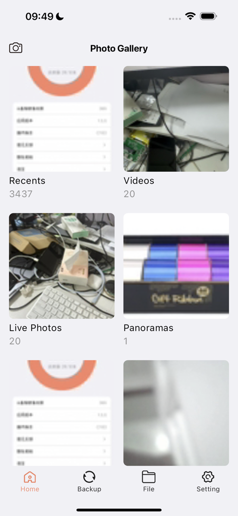 UBackup - UBackupアプリの写真ギャラリー画面。最近の写真や動画などのアルバムカテゴリが表示されています。