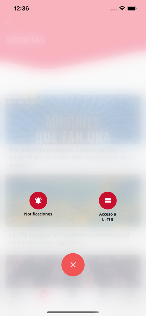 Captura de pantalla del menú de la aplicación UPF Mòbil mostrando accesos directos a notificaciones y al carné universitario digital.