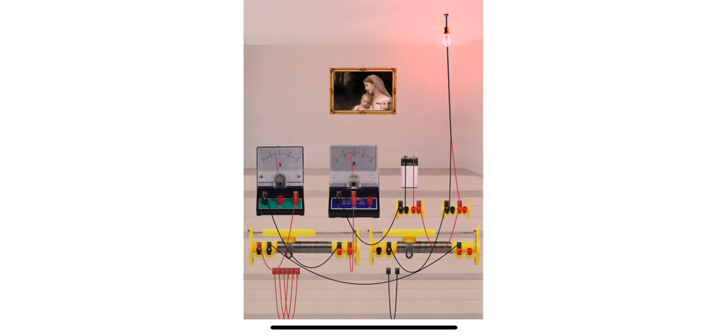 Virtuelle Schaltungssimulation mit analogem Voltmeter, Amperemeter und glühender Glühbirne