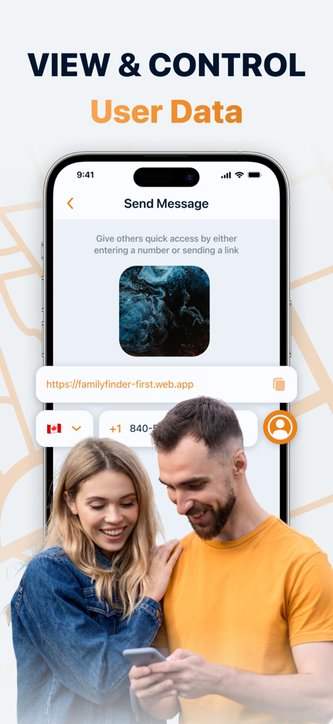 Phone Location: GPS Tracker - Una pareja viendo la pantalla de un teléfono inteligente que muestra opciones para compartir un enlace de ubicación o introducir un número de teléfono