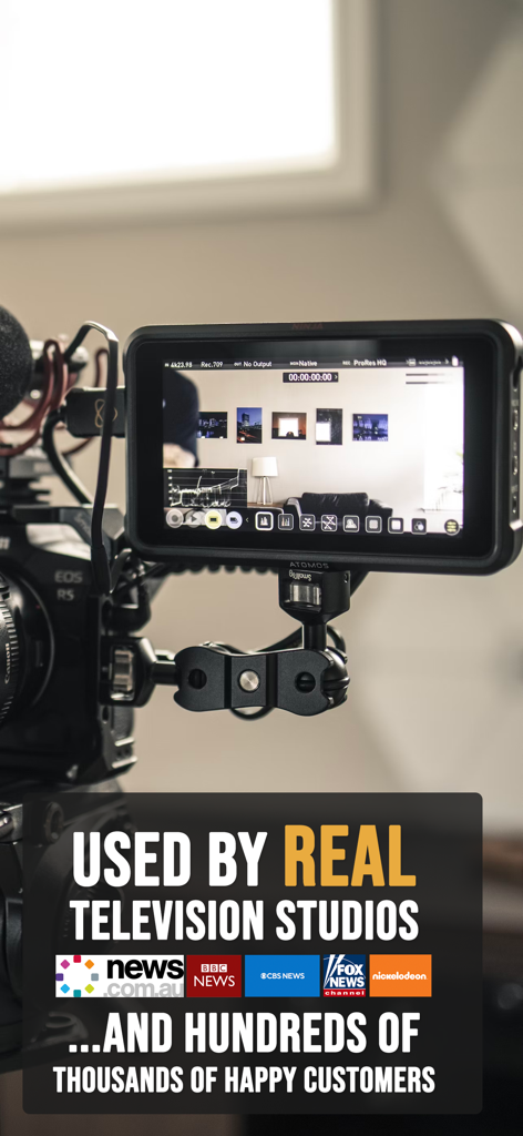 Une configuration de caméra vidéo professionnelle montrant les logos des principaux réseaux de télévision qui utilisent l'application Teleprompter.