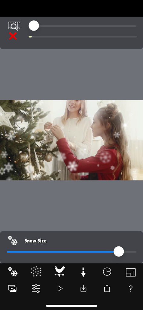 Snow Effect Video - クリスマスの木立のシーンで雪のサイズ調整を示すスノーエフェクトビデオアプリのインターフェース
