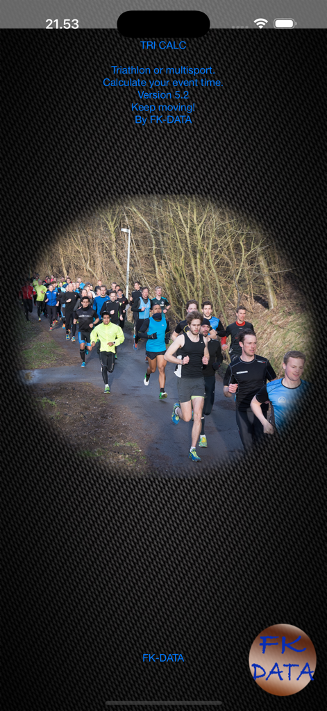 Triathlon-Calc - Startbildschirm der Triathlon-Calc App, der eine Gruppe von Athleten zeigt, die während eines Rennens auf einem gepflasterten Weg laufen