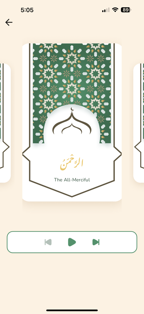Kids Surah - 99 Names of Allah - Tarjeta en la aplicación Kids Surah que muestra el nombre de Allah Ar-Rahman y su traducción El Misericordioso.