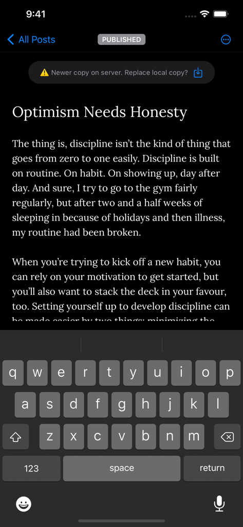 WriteFreely - Editor móvil de WriteFreely en modo oscuro que muestra una publicación de blog publicada con una notificación de sincronización.