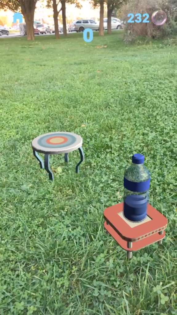 Jeu de lancer de bouteille en réalité augmentée dans un parc.