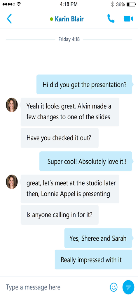Interfaz de mensajería instantánea de Skype para Empresas que muestra una conversación profesional por chat.