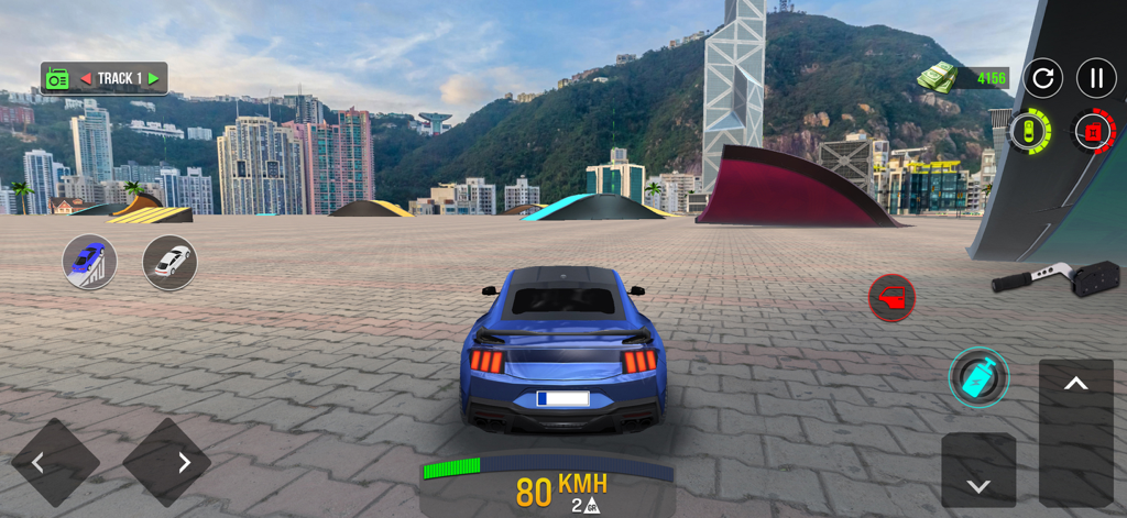 Um carro esportivo azul dirigindo por um parque de acrobacias na cidade com rampas e arranha-céus.