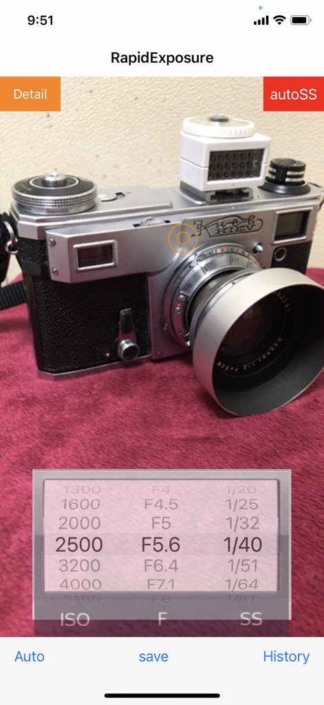 RapidExposure 앱 인터페이스는 빈티지 카메라를 측정하면서 ISO 조리개 및 셔터 속도 설정을 보여줍니다