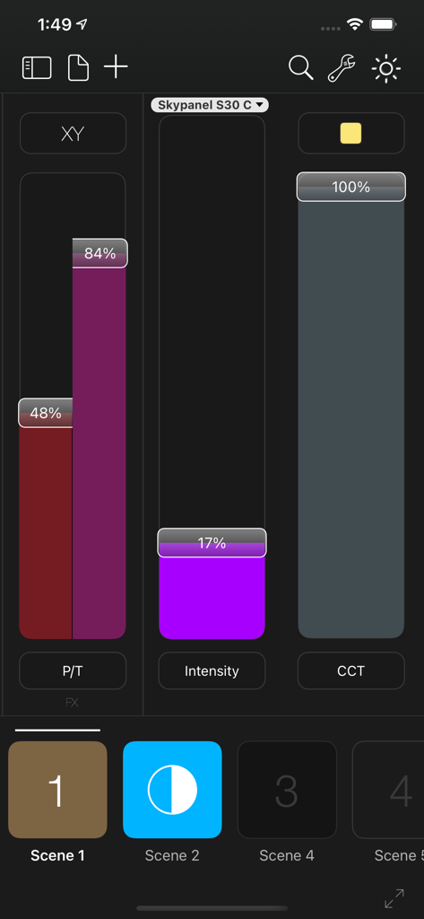Screenshot dell'app Luminair che mostra slider di controllo illuminazione professionale per intensità, temperatura colore e pan-tilt su un'interfaccia iPhone