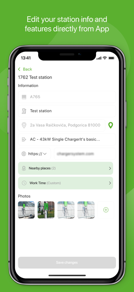 Greencar.me Charge - Una pantalla de iPhone que muestra la interfaz de edición de información de estaciones de la aplicación Greencar.me Charge con campos para la dirección, el tipo de cargador y las fotos.