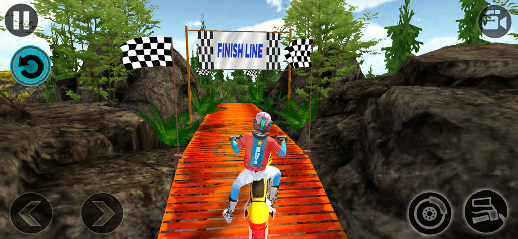 Un piloto de moto de cross acercándose a la línea de meta en un puente de madera en un juego de carreras todoterreno 3D