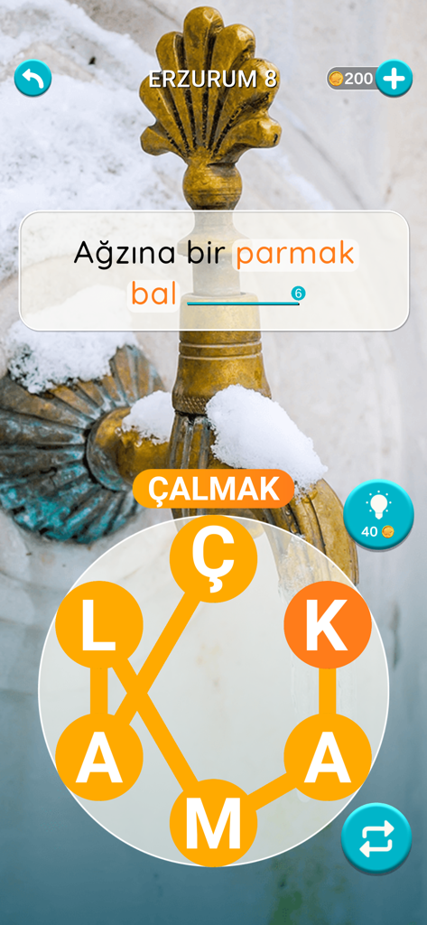 눈 덮인 배경의 터키 속담을 기반으로 한 퍼즐을 보여주는 Kelime Gezmece 2 단어 게임 스크린샷