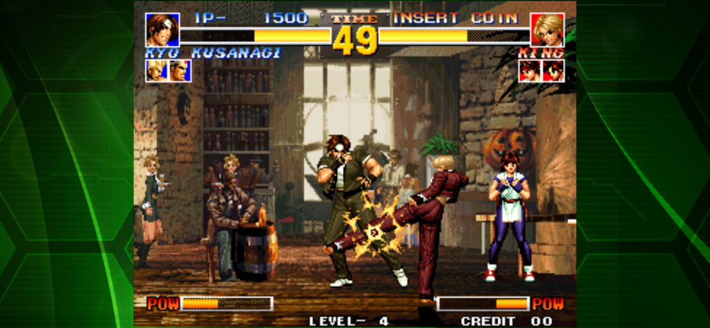 Captura de pantalla de lucha arcade que muestra a Kyo Kusanagi y King en un combate de KOF 95