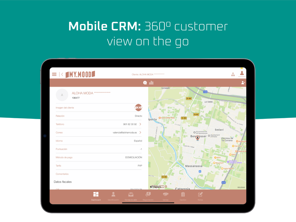 Interfaz CRM móvil en iPad mostrando detalles del cliente y una ubicación de mapa para ventas de campo.