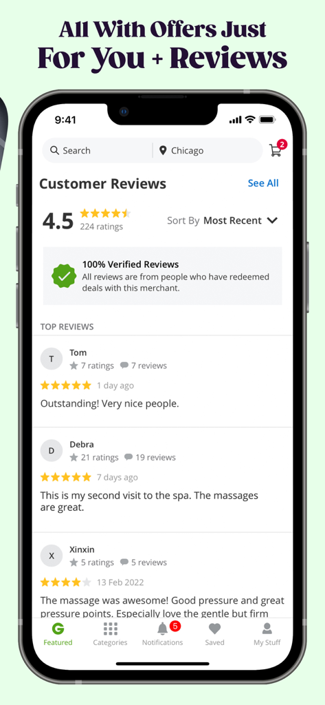 Pantalla de smartphone que muestra reseñas verificadas de clientes y una calificación de 4.5 estrellas para servicios locales en la aplicación Groupon.