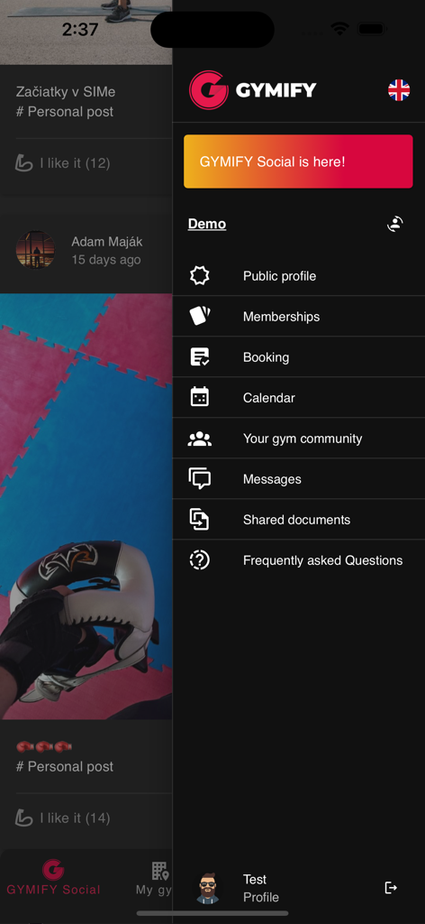 Interfaccia dell'applicazione mobile GYMIFY che mostra il menu laterale e lo sfondo del feed social