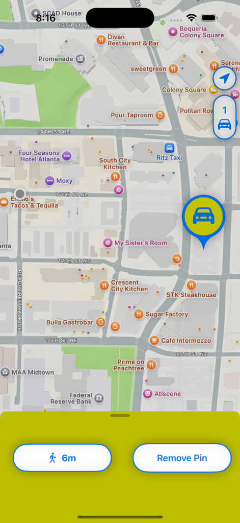 Find My Car: Tap, Select, Go - 주차 층수 및 도보 거리 표시기가 있는 도시 지도에 주차된 자동차 핀을 보여주는 '내 차 찾기' 앱 인터페이스