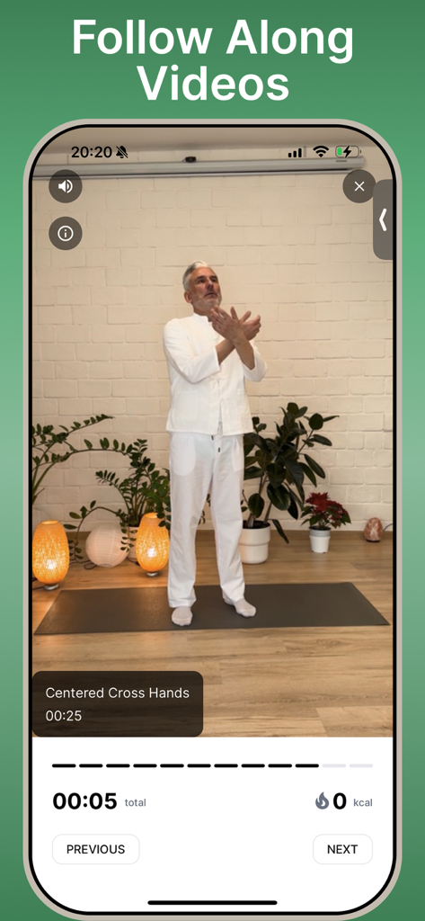 Un anziano dimostra un movimento di Tai Chi in un video da seguire sullo schermo di un telefono cellulare