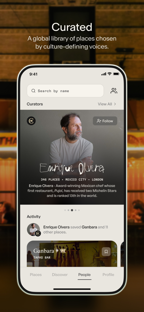 Schermata dell'app Places che mostra il profilo curato dello chef Enrique Olvera con le sue destinazioni di viaggio e attività consigliate.