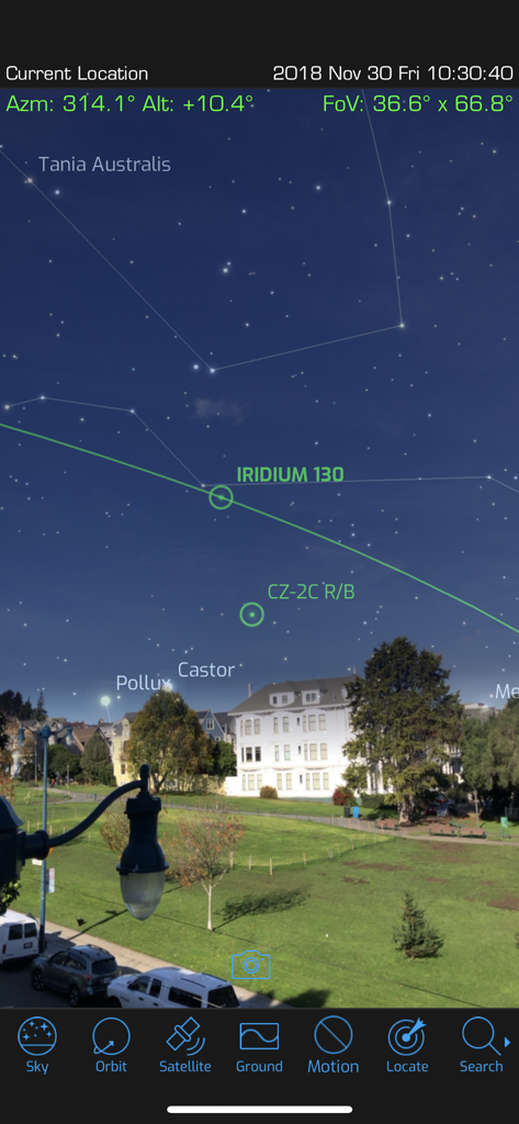 Vista in realtà aumentata dell'app Orbitrack che mostra satelliti e costellazioni sovrapposti a un parco nel mondo reale