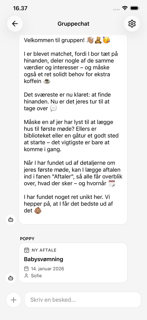 POPPY - Una pantalla de chat grupal en la app POPPY mostrando un mensaje de bienvenida para nuevos padres y un evento de natación para bebés.