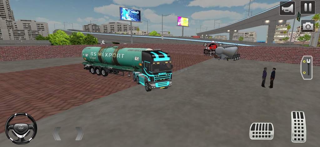 US Cargo Oil Truck Simulator - Jugabilidad de US Cargo Oil Truck Simulator que muestra un camión negro con un remolque cisterna de petróleo verde en un estacionamiento industrial