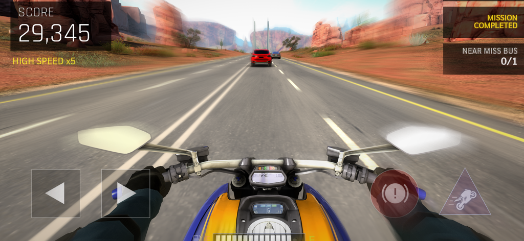 Real Moto Rider: Traffic Race - Vista em primeira pessoa de uma mota a correr pelo trânsito numa autoestrada desértica