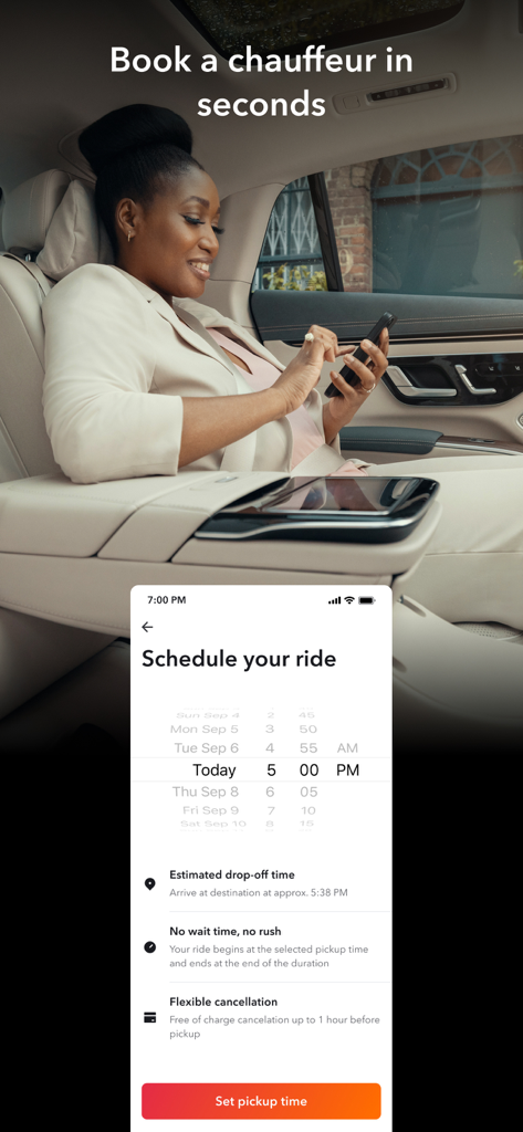 Eine Frau auf der Rückbank eines Luxusautos nutzt die Blacklane-App, um eine Chauffeurfahrt zu planen
