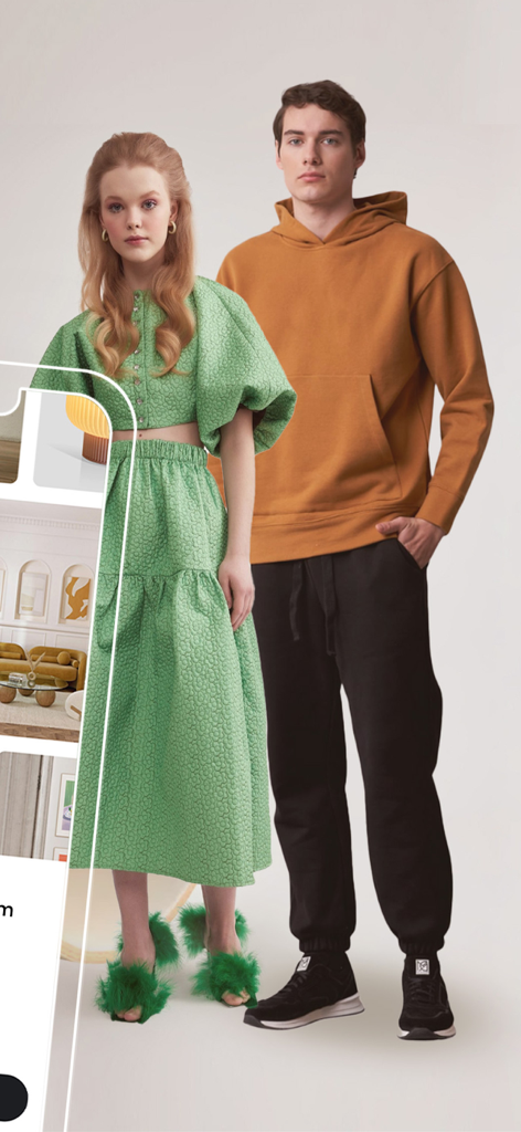 Models in stilvollen Outfits stehen neben einem Handybildschirm, der Designer-Möbel und Wohnaccessoires anzeigt.